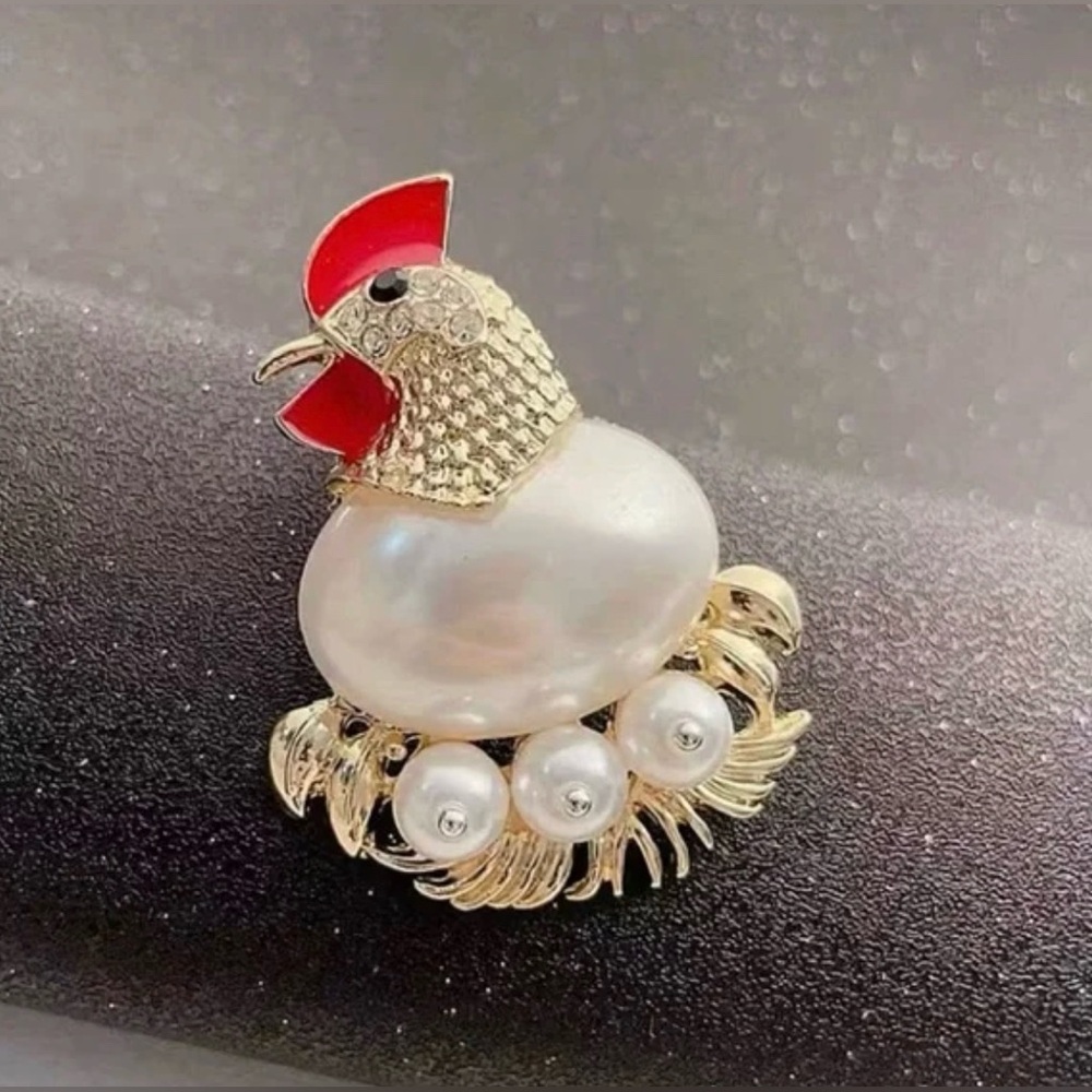 Chicken & Egg Laying Hen on Nest Brooch Modern New - Picture 2 of 6